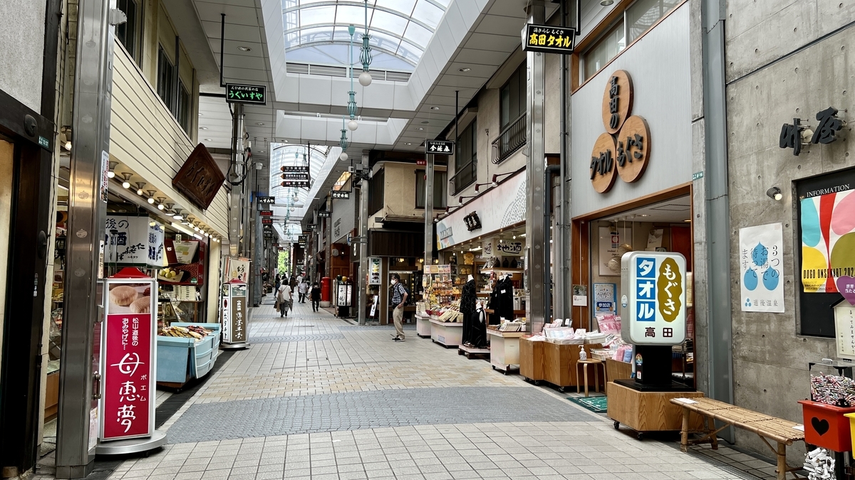 商店街には様々な店舗が並ぶ