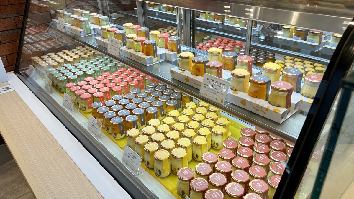 ショーケースにたくさんのプリン