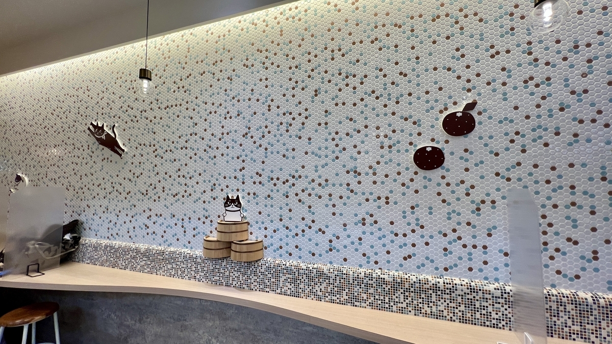 ポップなタイルの壁