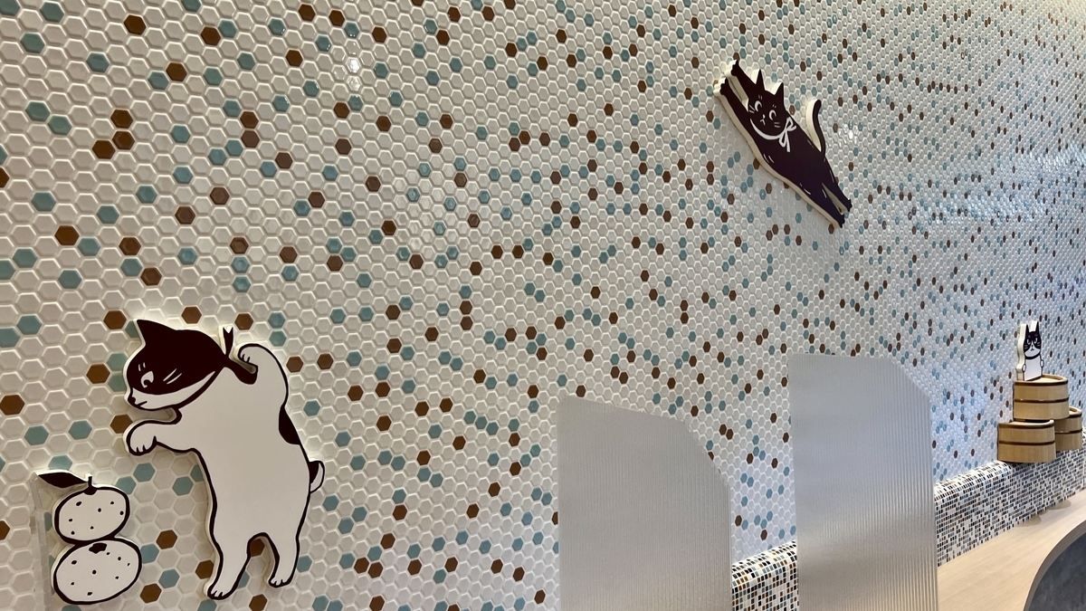 壁に貼られた猫のイラストが可愛い