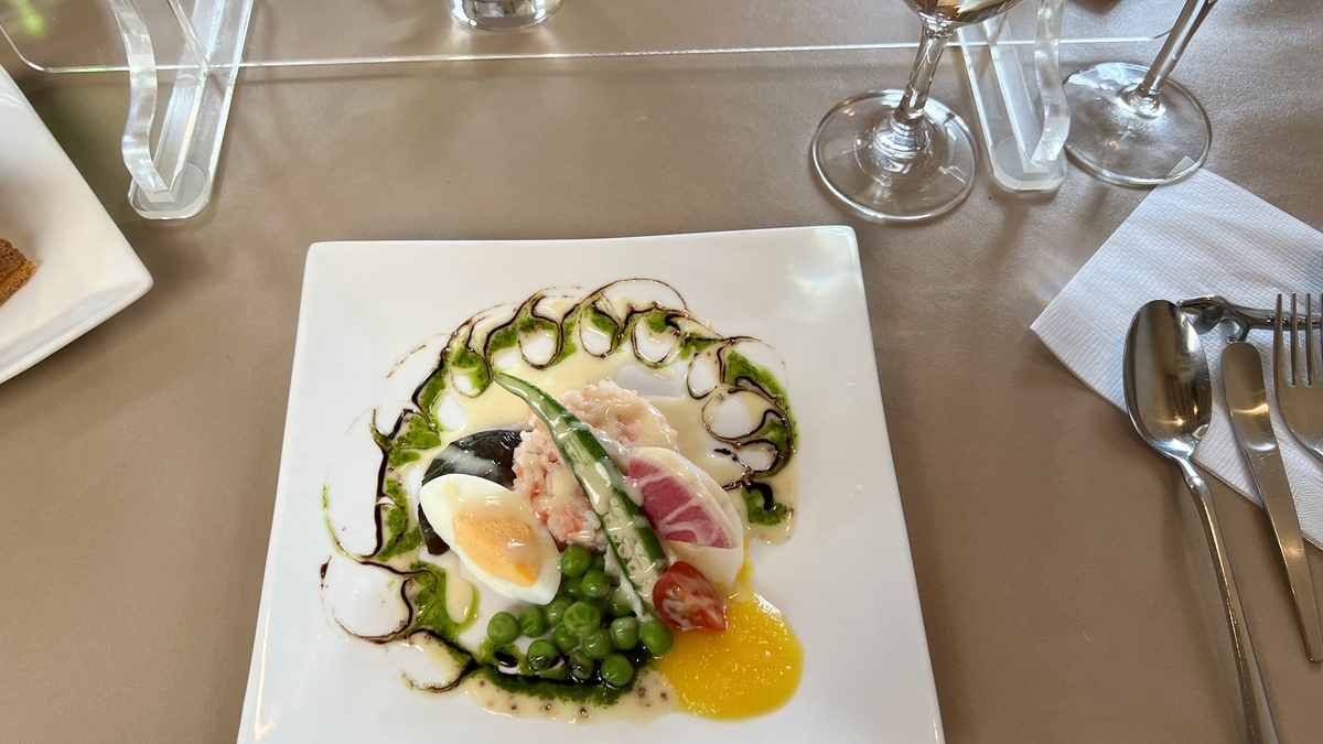 彩々の野菜を添えたスモークサーモンとタラコのサラダ水彩画風