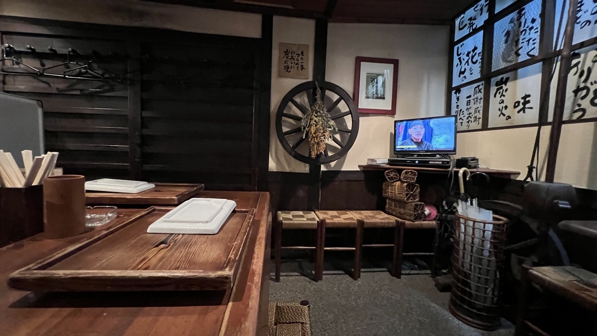 席には１人用のお盆がセットされている