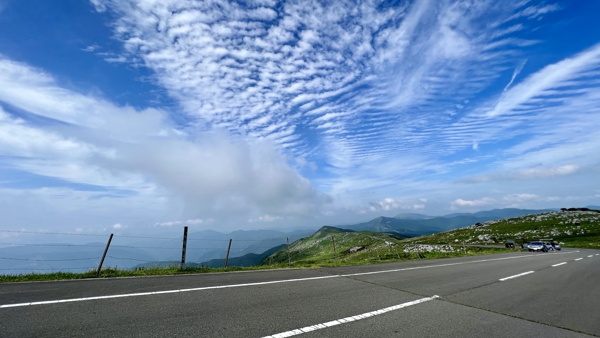 空に包まれるような四国カルストの絶景ドライブロード