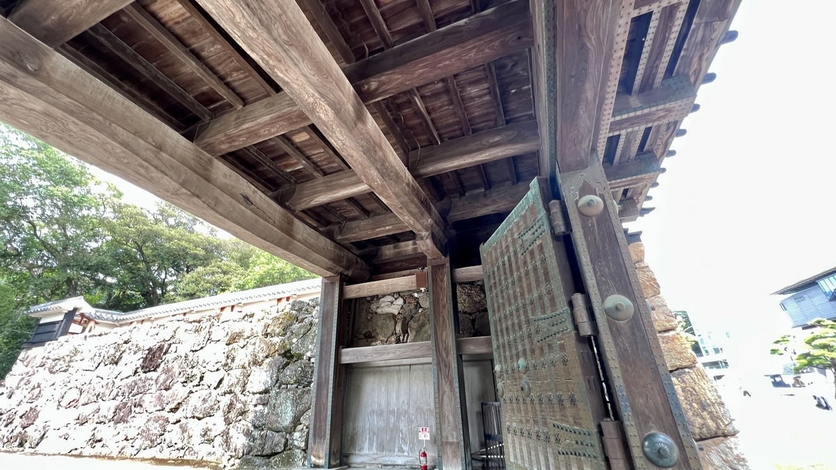 追手門内部の木組み構造と屋根の梁。伝統的な建築様式が見える