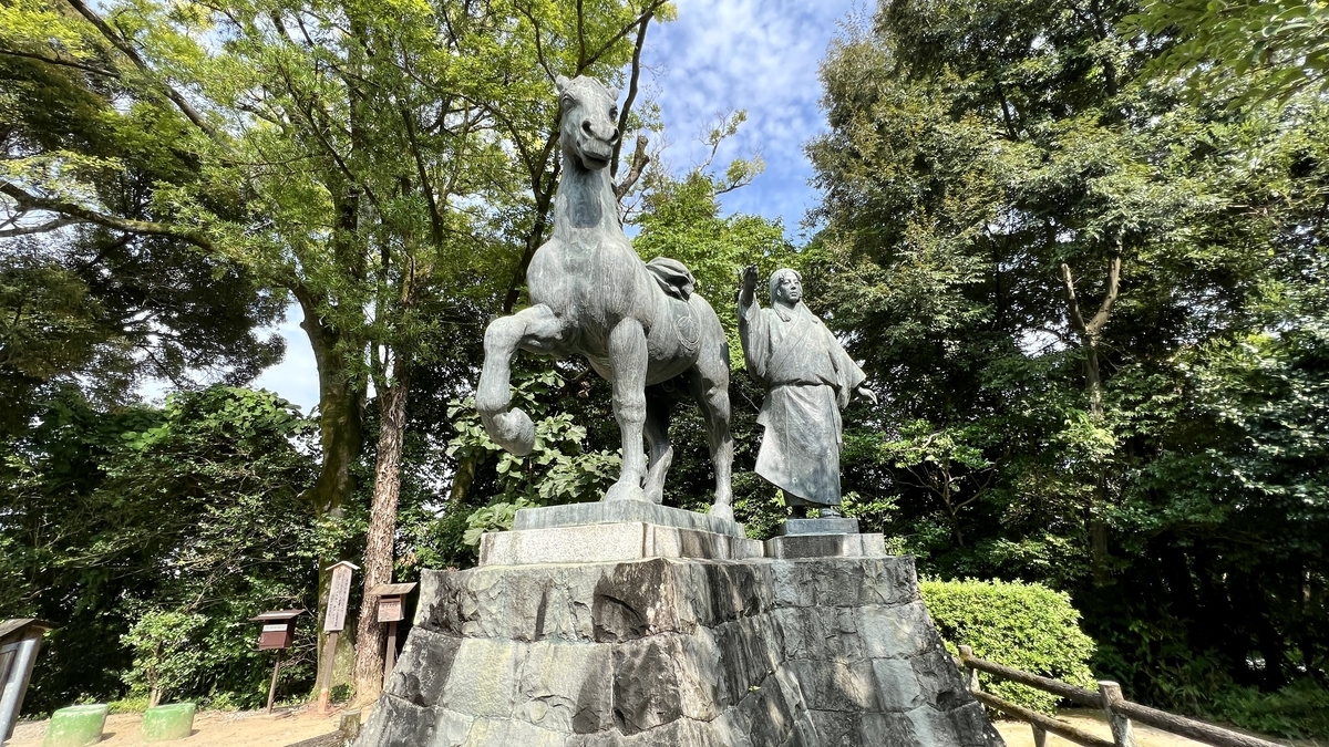 馬とその隣に立つ山内一豊の妻の像。緑に囲まれた広場に設置
