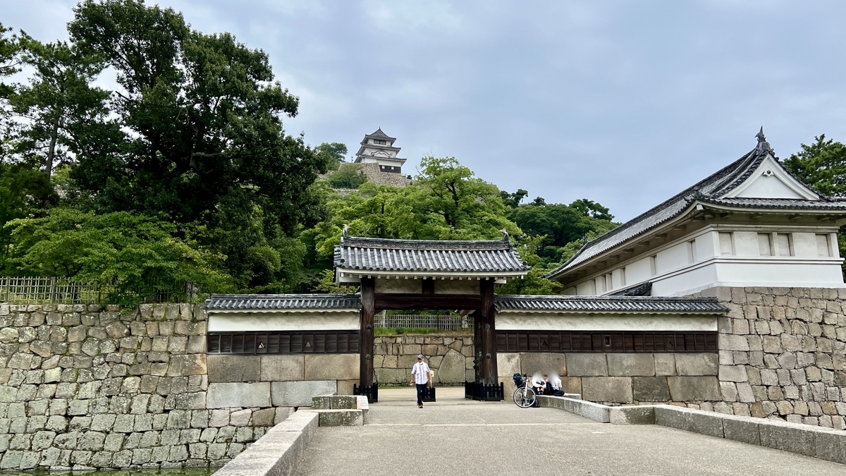 大手二ノ門へと続く石畳の道。門の姿が木々の奥に見える構図