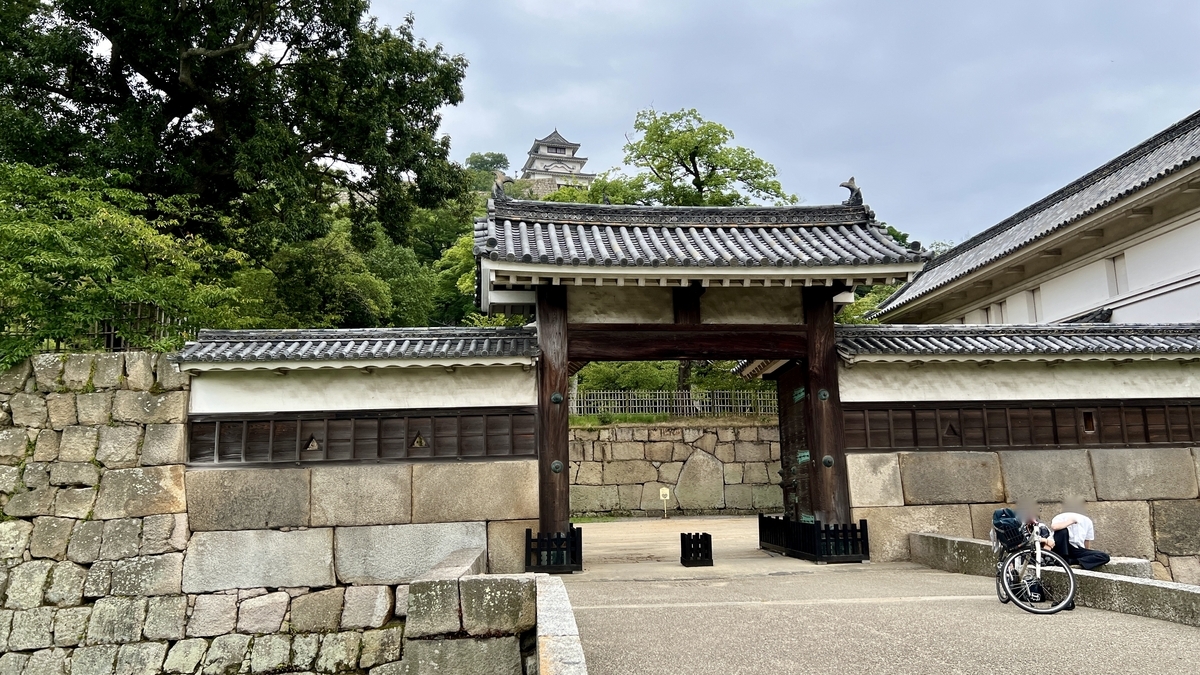 大手二ノ門に近づく石段と城壁。門が間近に迫る導線