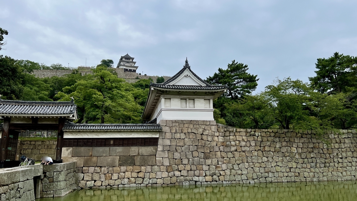 丸亀城大手一ノ門の外観。白壁と石垣のコントラストが印象的