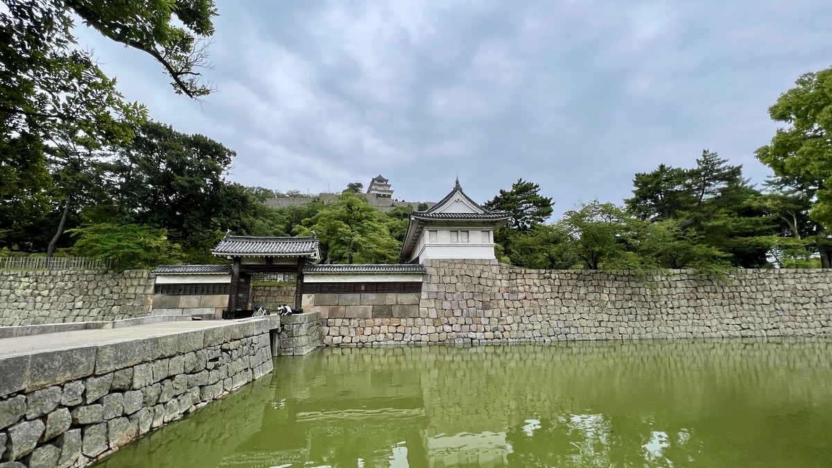 丸亀城正面入口付近の石垣と坂道。天守が高台にあることがよくわかる構図