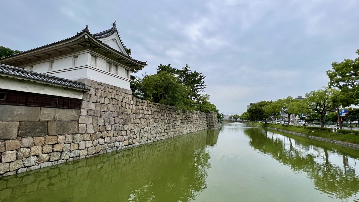 お堀越しに見える木々と石垣。城内の落ち着いた雰囲気を感じる景色