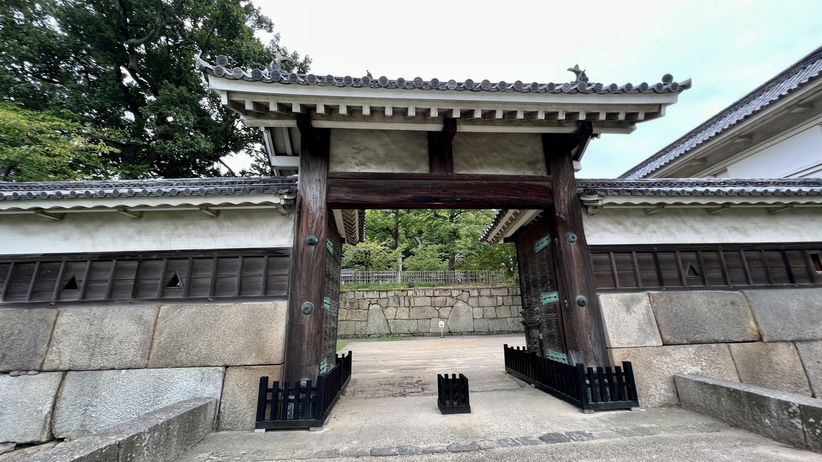 丸亀城大手二ノ門を正面から見た全景。木造の高麗門と石垣が重厚な雰囲気を伝える