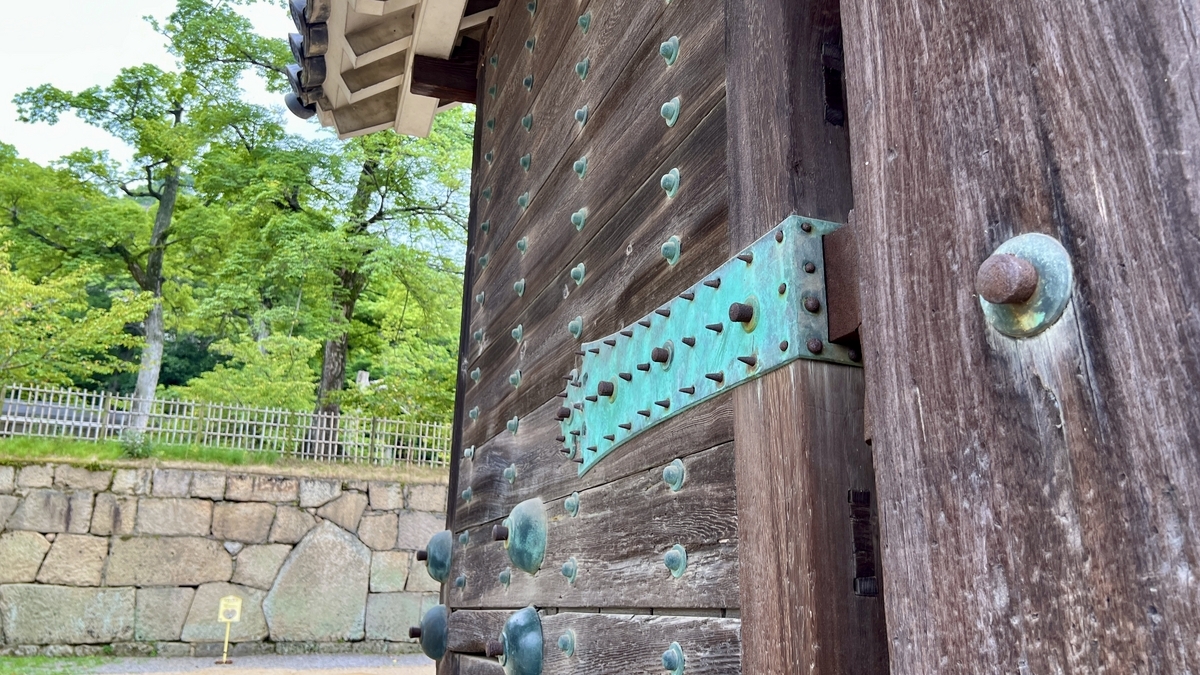 大手二ノ門の扉に施された金具の装飾と木材の風合いのディテール