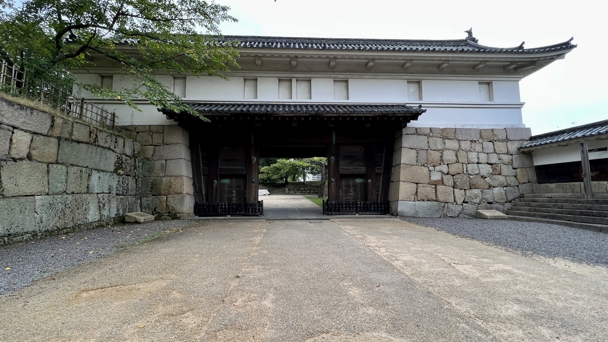 丸亀城大手一ノ門の正面全景。白壁と石垣に囲まれた堂々たる構え