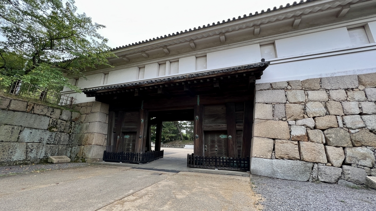 丸亀城大手一ノ門を斜めから撮影。石垣の角度と門の厚みが際立つ