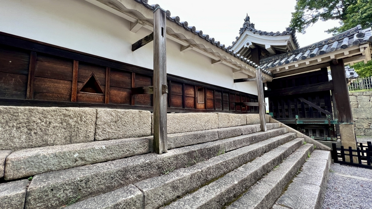 二ノ門脇の塀に設けられた三角形の鉄砲狭間と石垣の一部