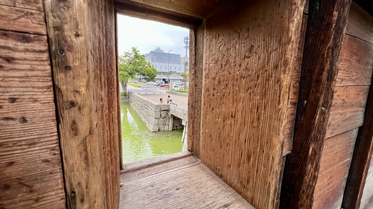 大手門外を見渡せる小窓越しの風景。門内から外を監視できる構造が見える