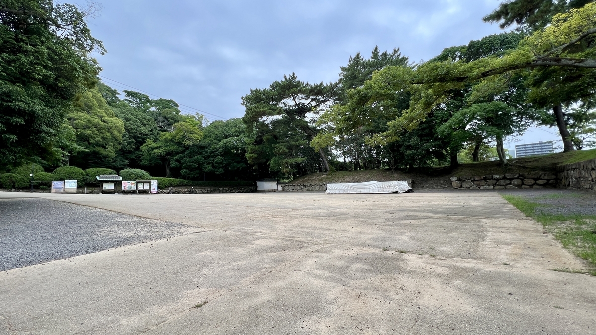 大手門広場の開けた風景。奥に見える木々が静かな雰囲気を演出している