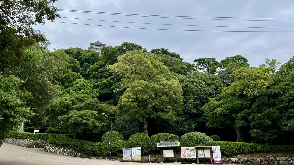 丸亀城内の案内表示と緑に囲まれた通路。観光案内所のあるエリアの様子