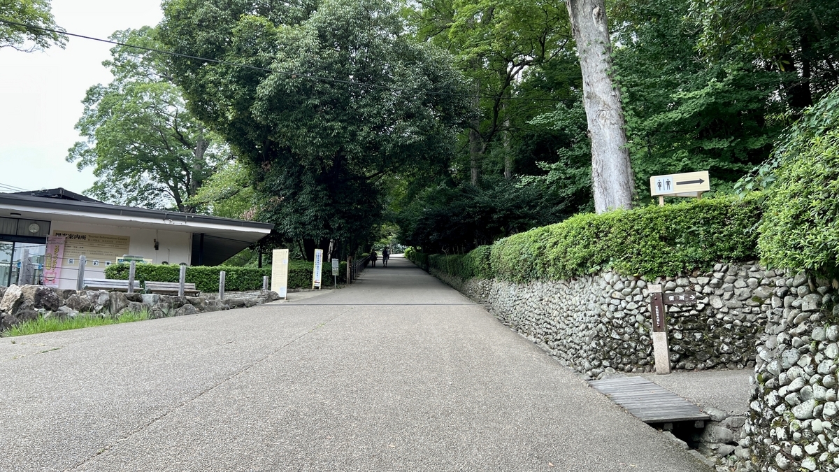 観光案内所と番所長屋へ続く分かれ道。両側に石垣と木立が広がる