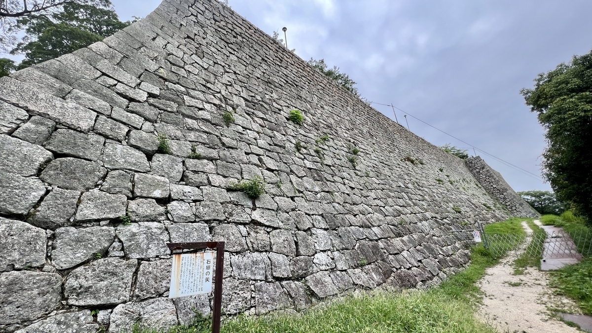 丸亀城名物「扇の勾配」を持つ石垣全景。緩やかな曲線が美しい