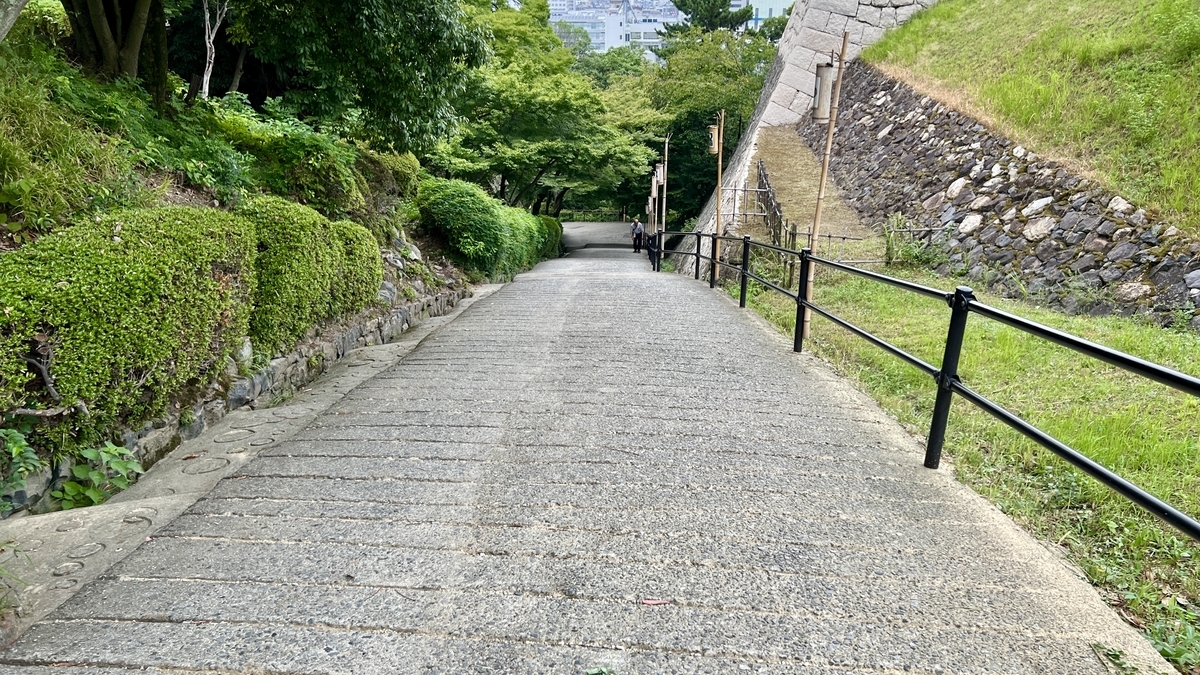 急勾配の坂道を上り切る直前の見返り坂。手すりと石畳が整備されている