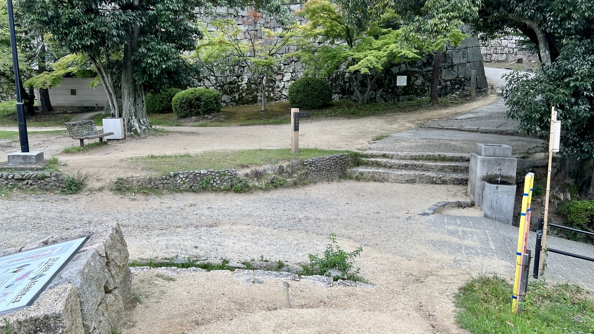 丸く整備された腰掛けのある一角。休憩にも適した広場の一部