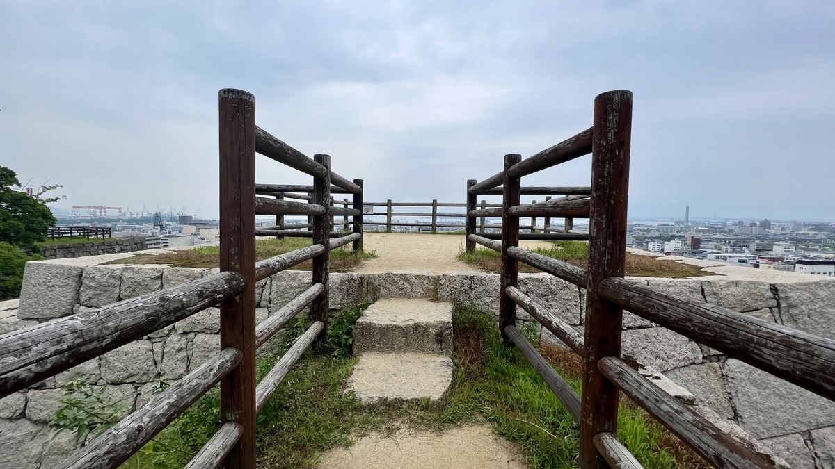 東櫓台跡の展望スペース。木製の柵越しに市街を一望できる開放的な風景