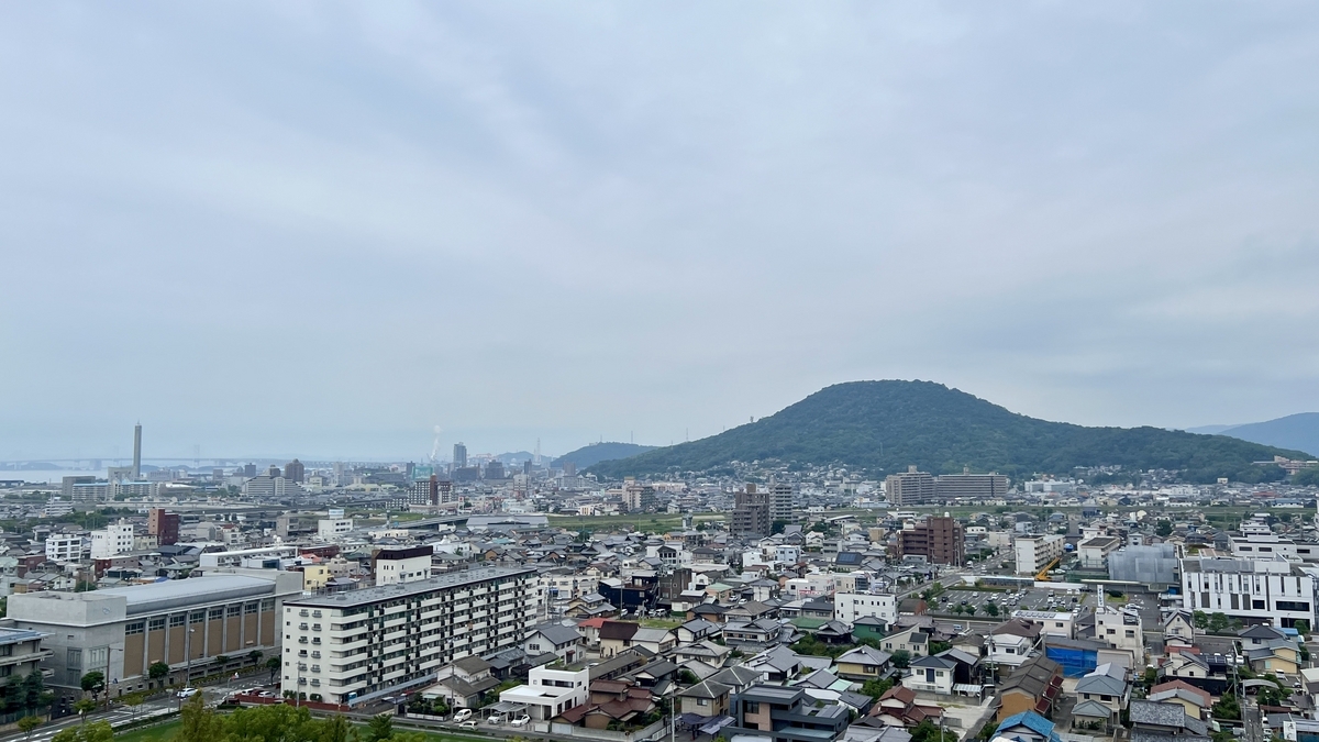 飯野山を背景に広がる市街地の眺め。東櫓台跡からの絶景