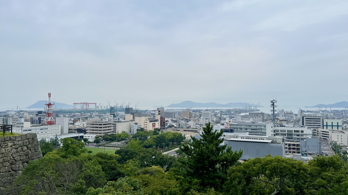 東櫓台跡から見下ろした街と緑のコントラスト。遠くまで見渡せる構図