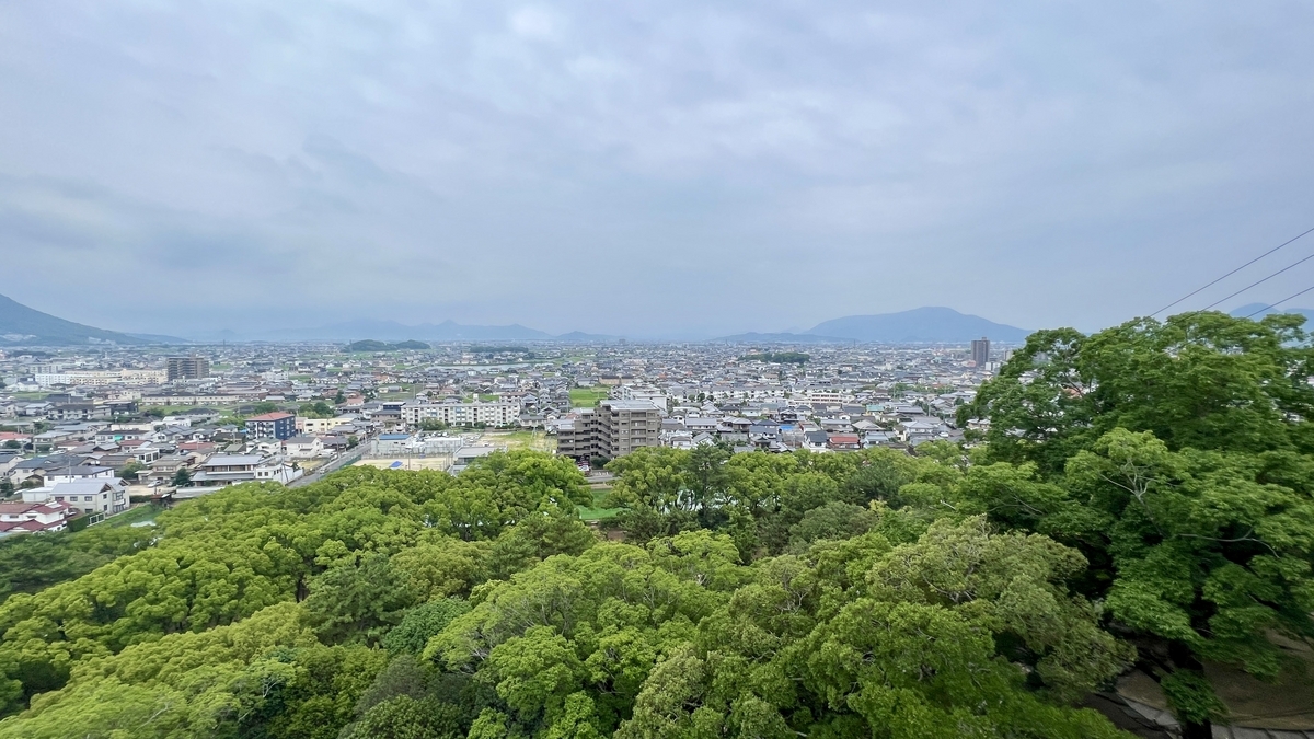 月見櫓跡から眺める丸亀市街。眼下の緑と空の広がりが印象的