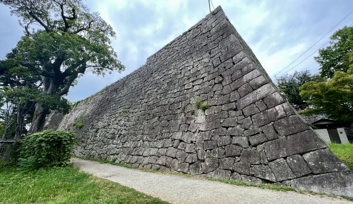 三の丸広場から見上げる二の丸の石垣。鋭角な形状が印象的な構図