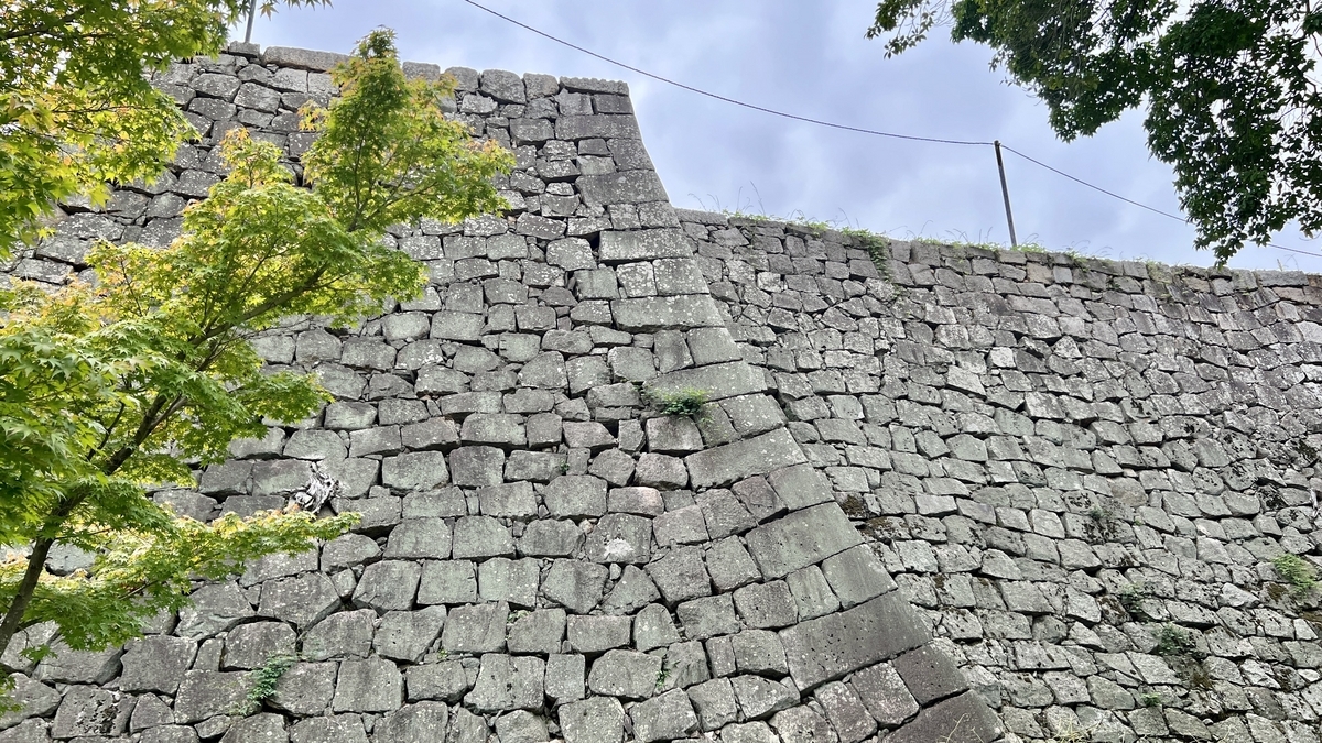 丸亀城の象徴的な高石垣。空を背景に壮大なスケールが感じられる