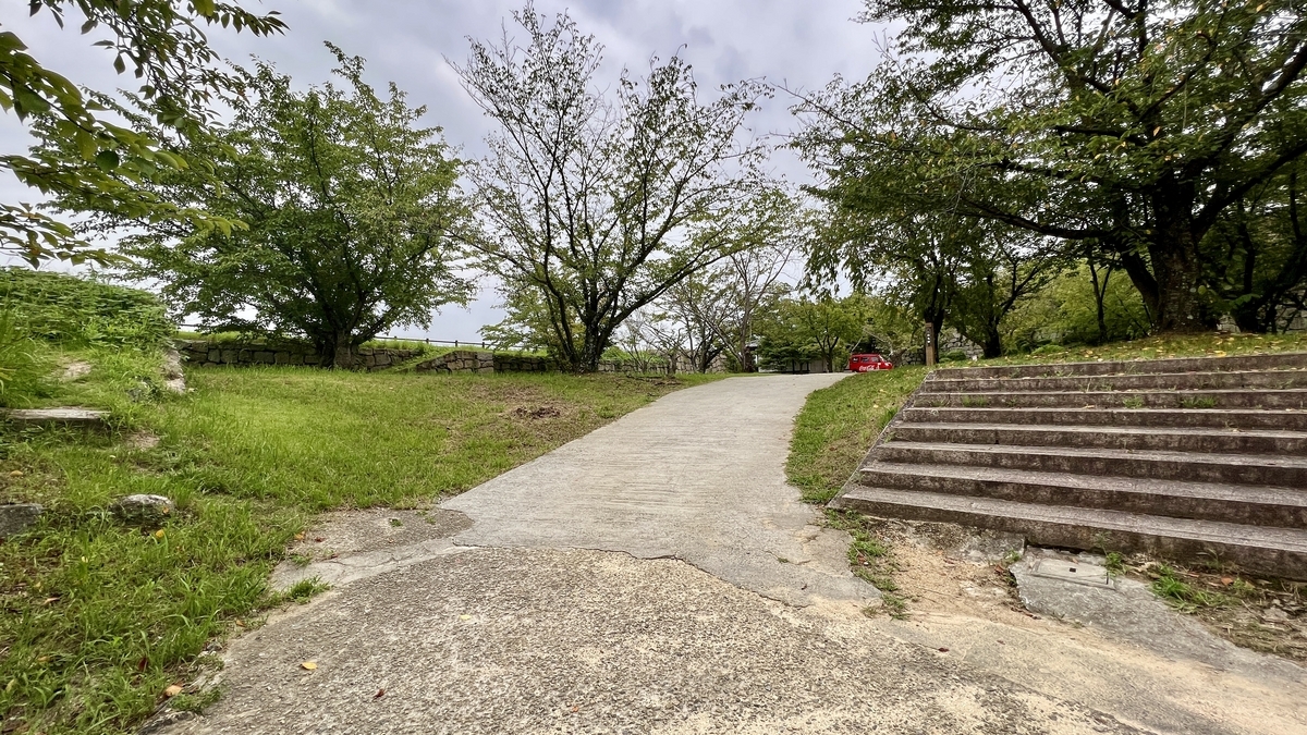 二の丸広場の入口付近。石段と緑に囲まれた開けたスペース