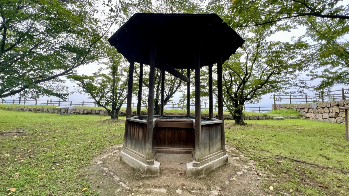 丸亀城二の丸井戸の全景。黒い屋根に覆われた井戸の上屋