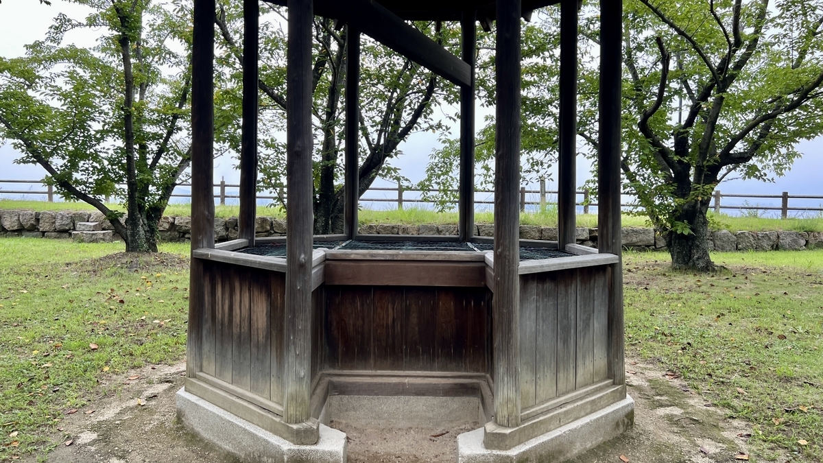 木造の上屋に囲まれた二の丸井戸。歴史を感じさせる保存状態