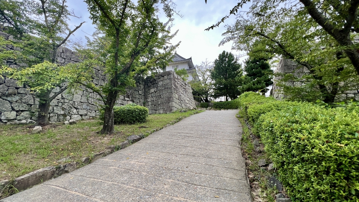 井戸を後にして天守へ向かう通路。石垣と木々が続く道のり