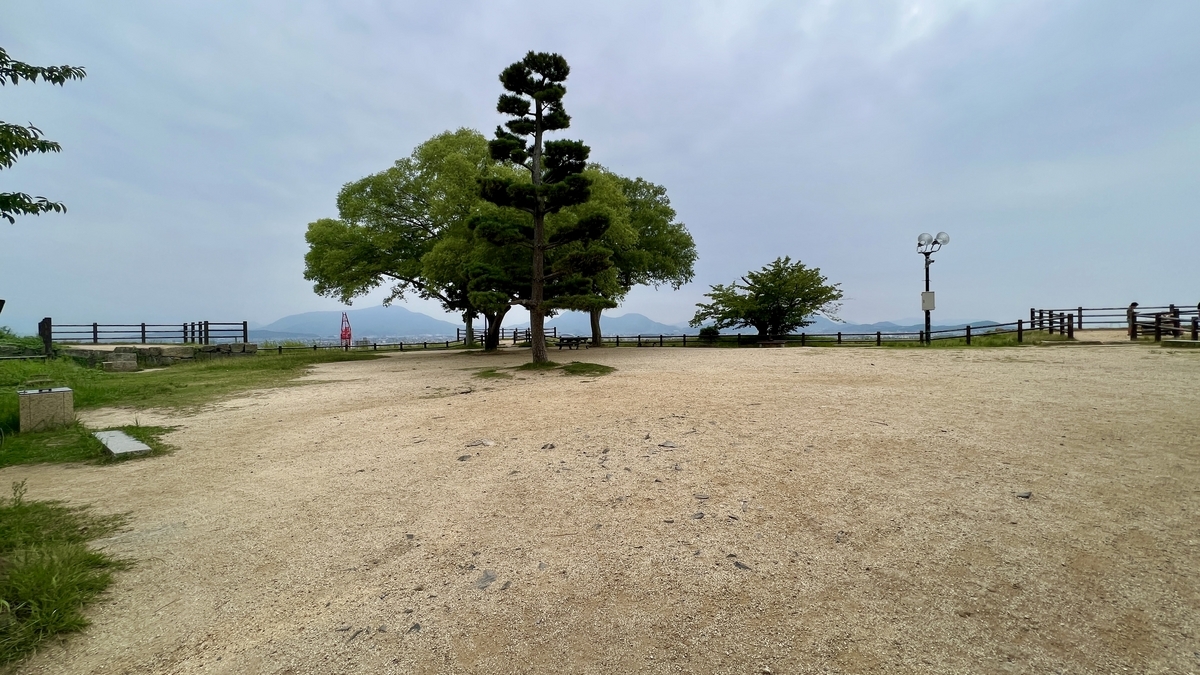 本丸広場の中央付近。松の木が植えられた開けた空間と遠景が見える