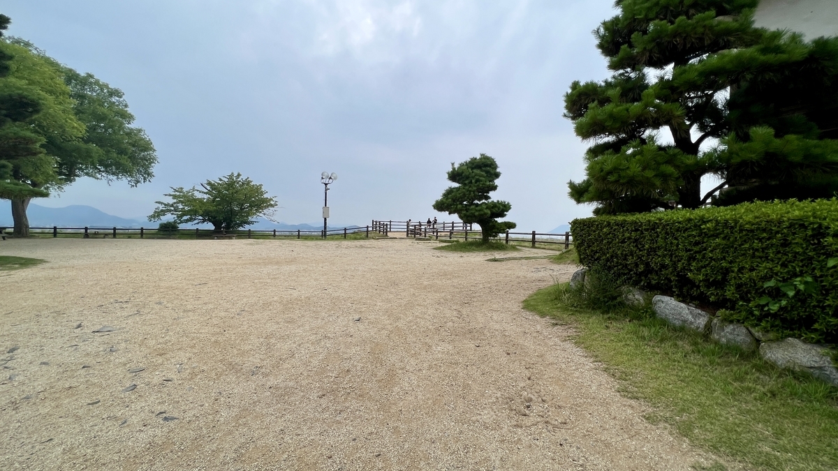 整備された砂地と植栽の美しい本丸広場。展望エリアにつながる道