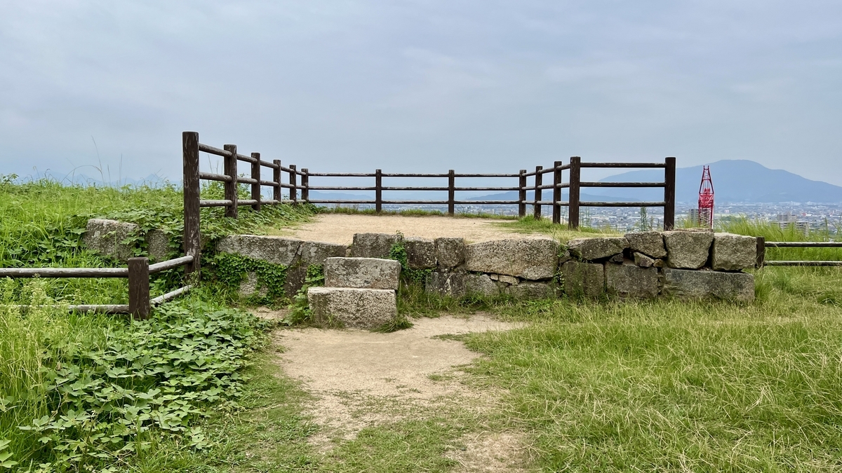 本丸広場の展望台。丸太柵の内側から市街を見下ろせるビューポイント