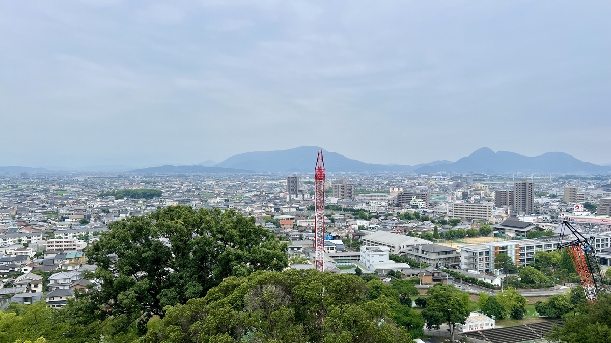 本丸から眺める市街の全景。建物と山々が織りなす調和のある眺望