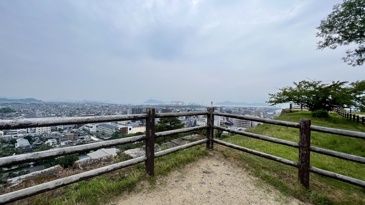 展望スペースの縁から見る市街と空。自然と街並みが交錯する構図