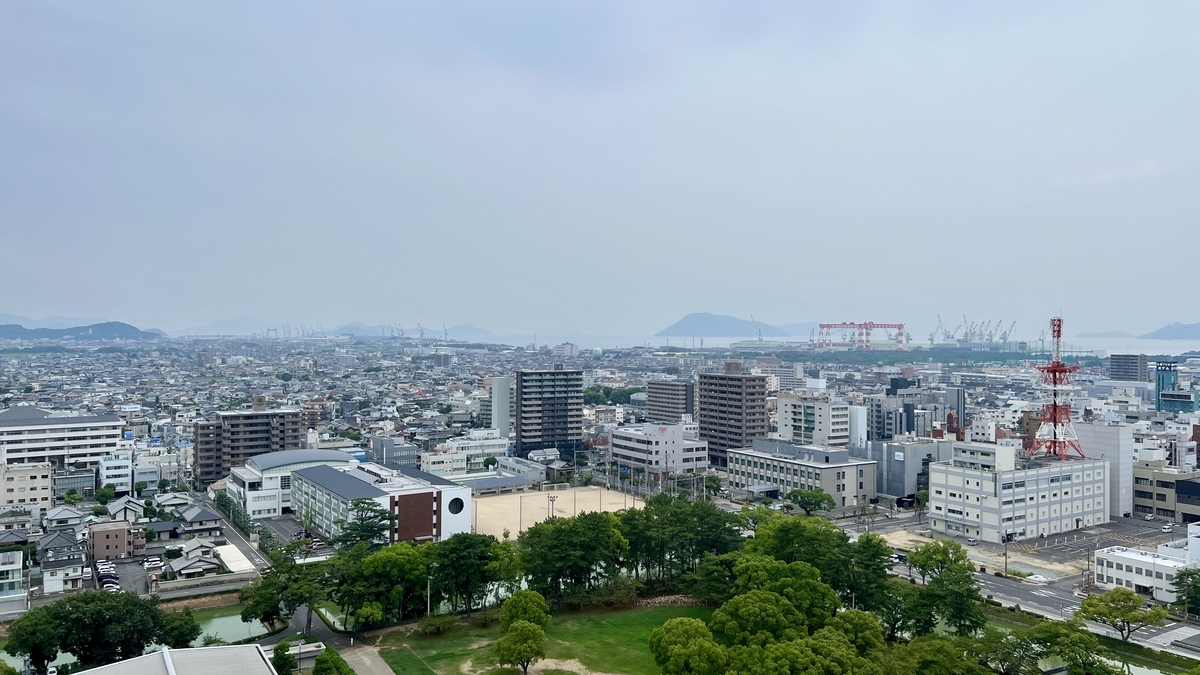 本丸広場からの眺望。住宅や商業エリアが一望できる景色