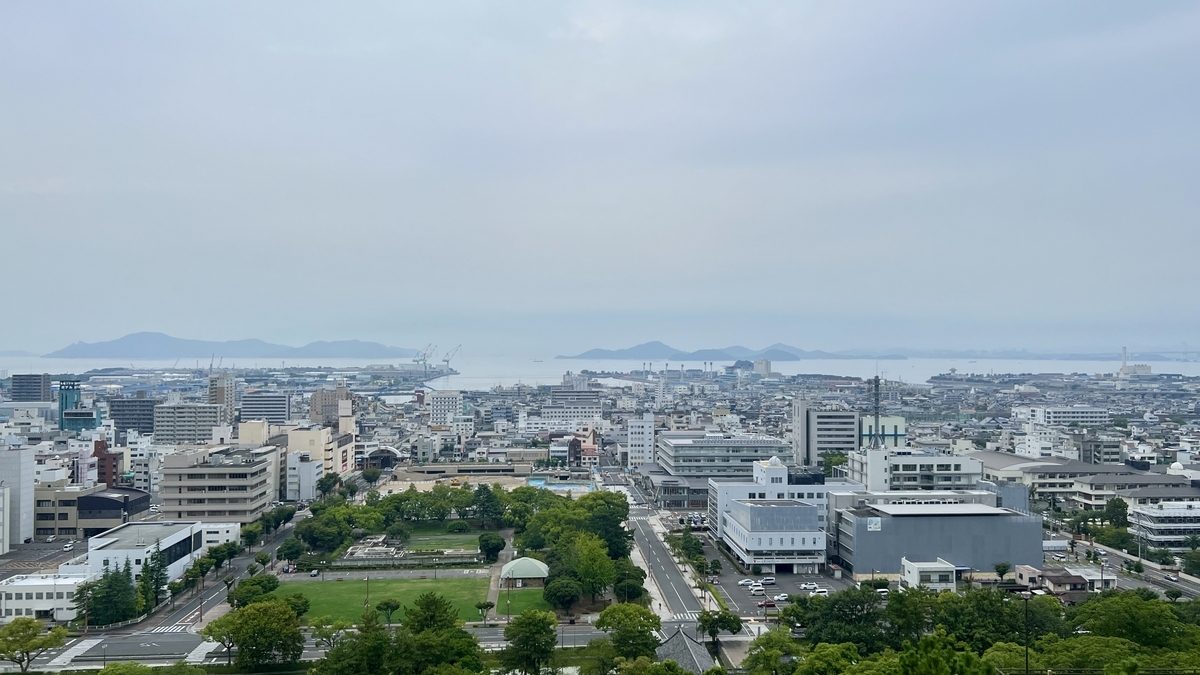 丸亀市街から瀬戸内海方面まで見通せるパノラマ風景
