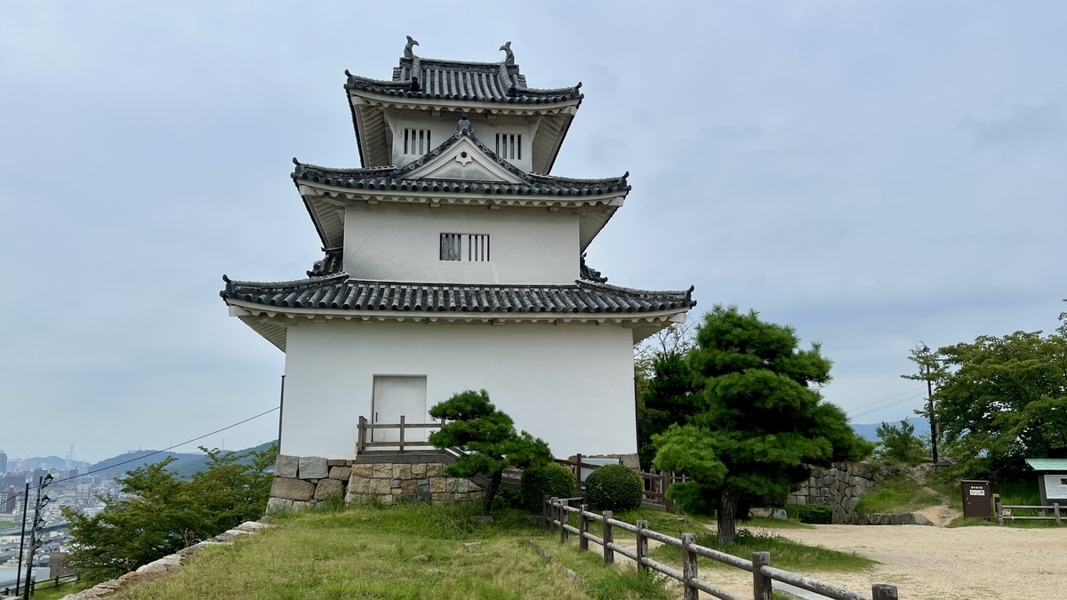 丸亀城の天守を正面から撮影。石垣の上に立つ三層三階の白亜の建築