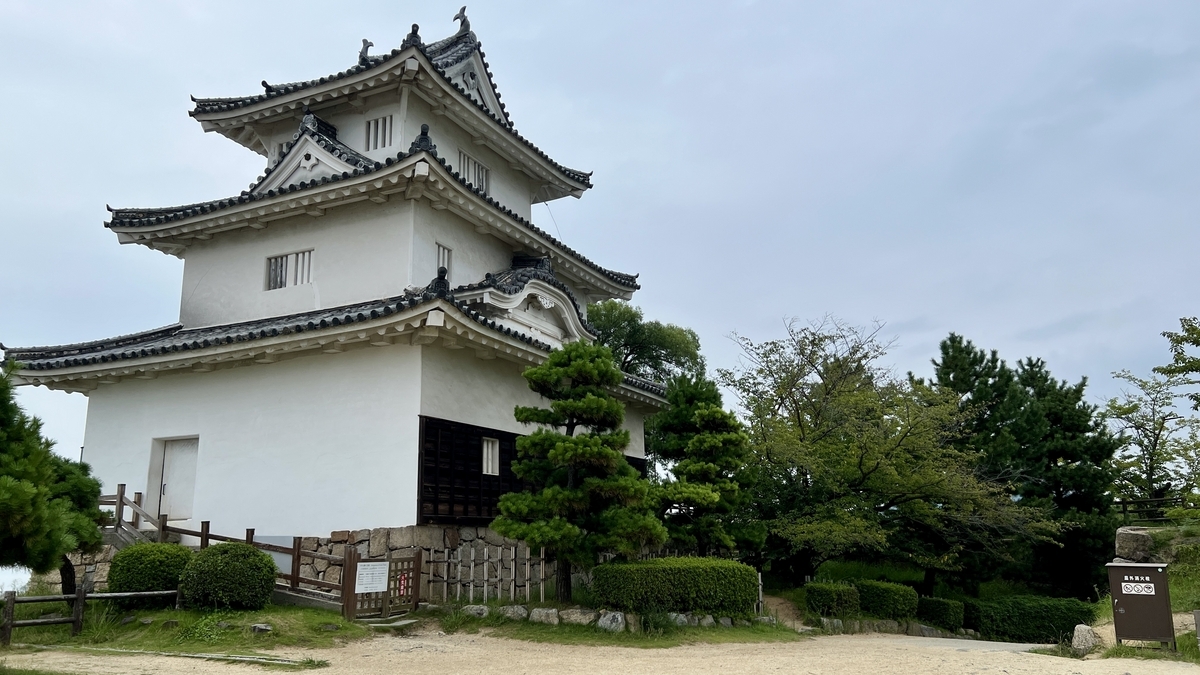 天守をやや斜めから望む構図。周囲の緑と青空が映える