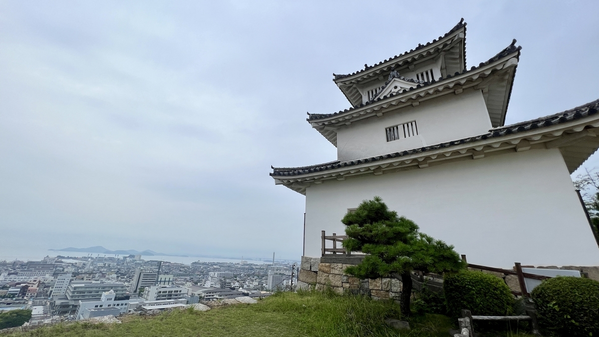 天守越しに広がる市街の遠景。高台からの眺望が得られる天守周辺