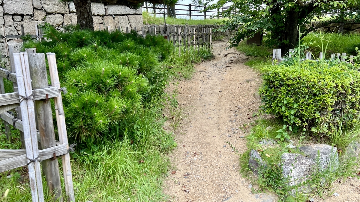 天守裏手に続く小道と植栽。静かで落ち着いた雰囲気の通路