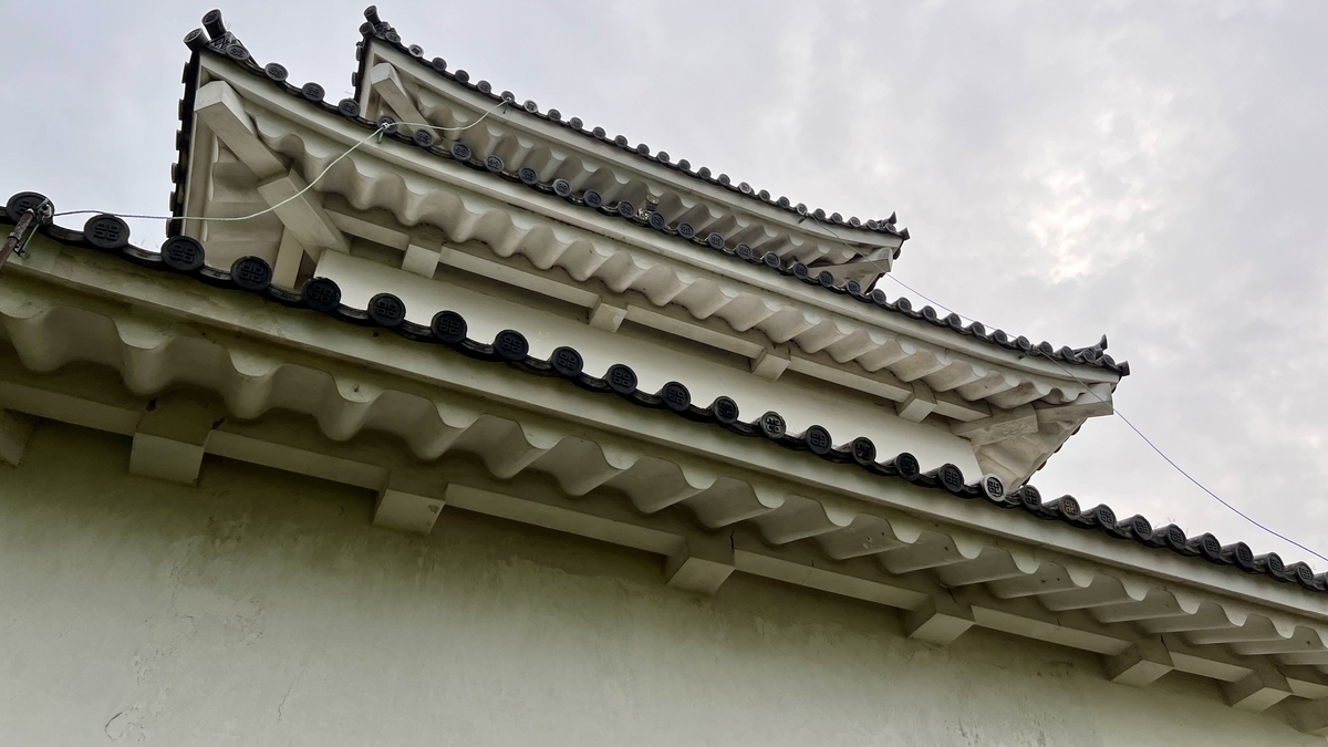 天守を下から見上げる構図。軒の反りと屋根の重なりが美しい