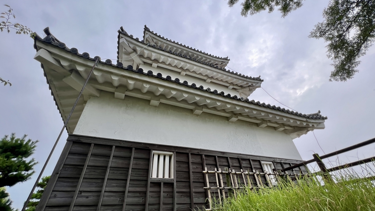 天守の裏側全景。芝生に囲まれた天守の凛とした立ち姿