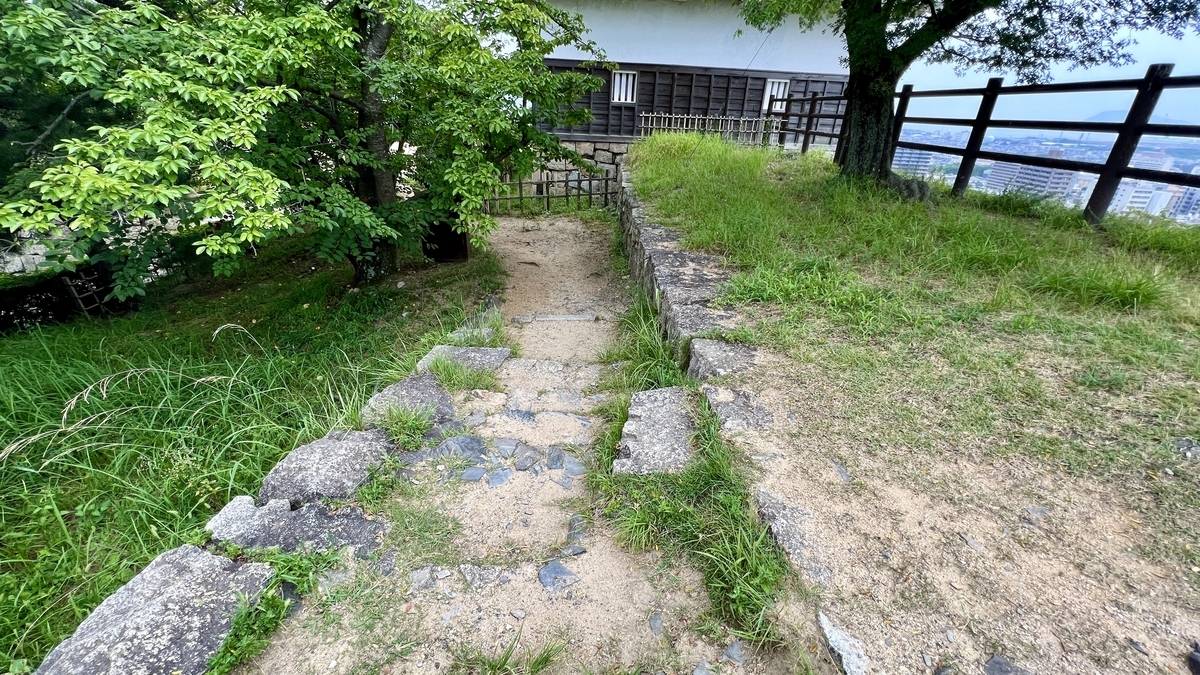 石畳の小道と緑の植栽。天守周辺の風情ある通路